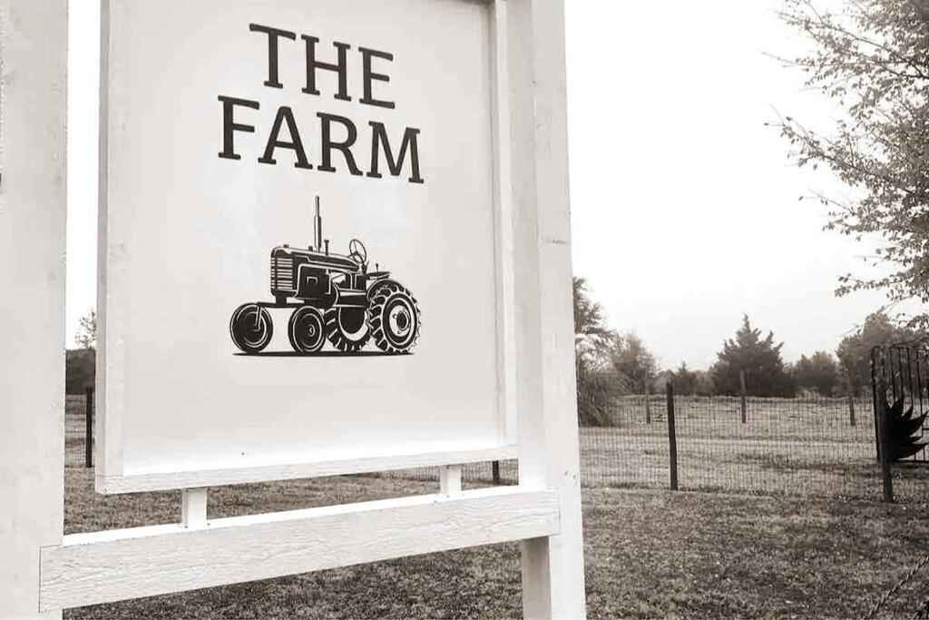 Beautiful Farmhouse W/ Pool On 6 Acres Ranch Aubrey Exterior foto