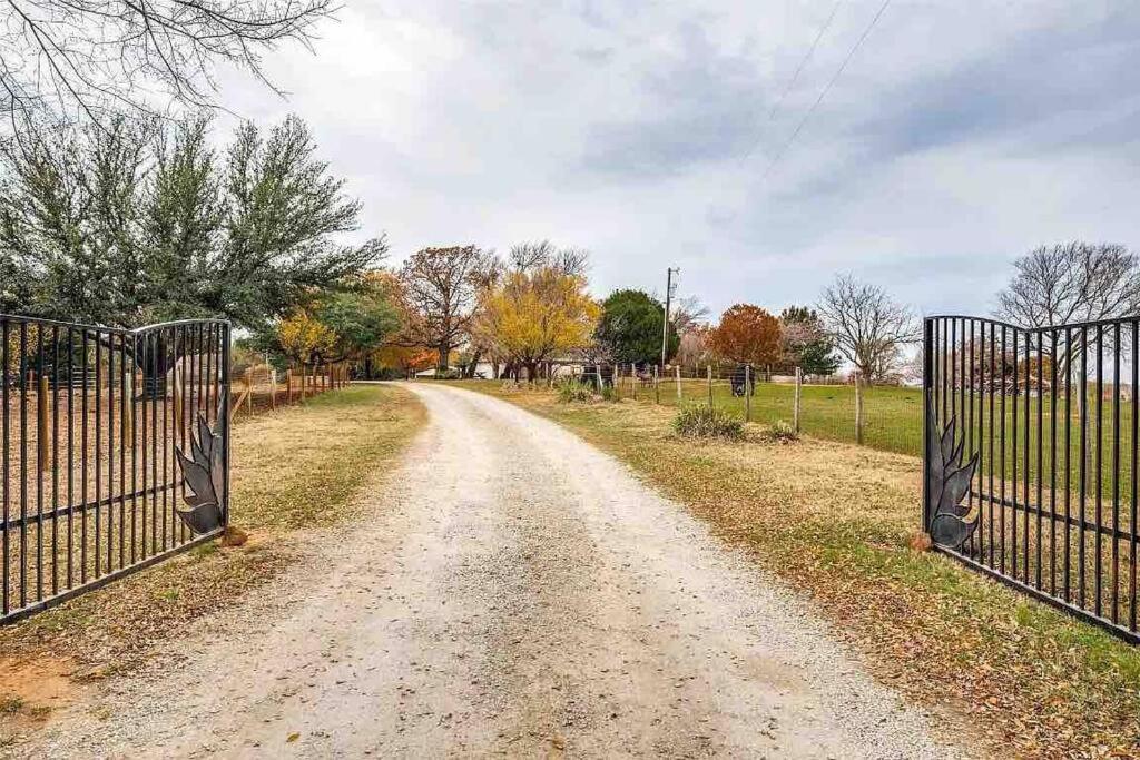 Beautiful Farmhouse W/ Pool On 6 Acres Ranch Aubrey Exterior foto