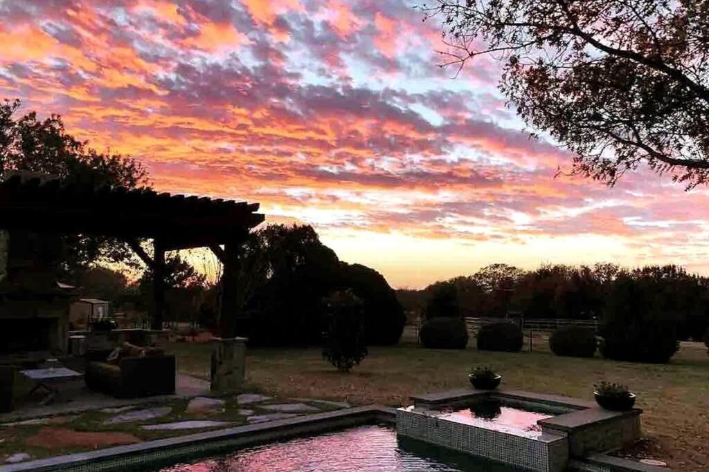 Beautiful Farmhouse W/ Pool On 6 Acres Ranch Aubrey Exterior foto